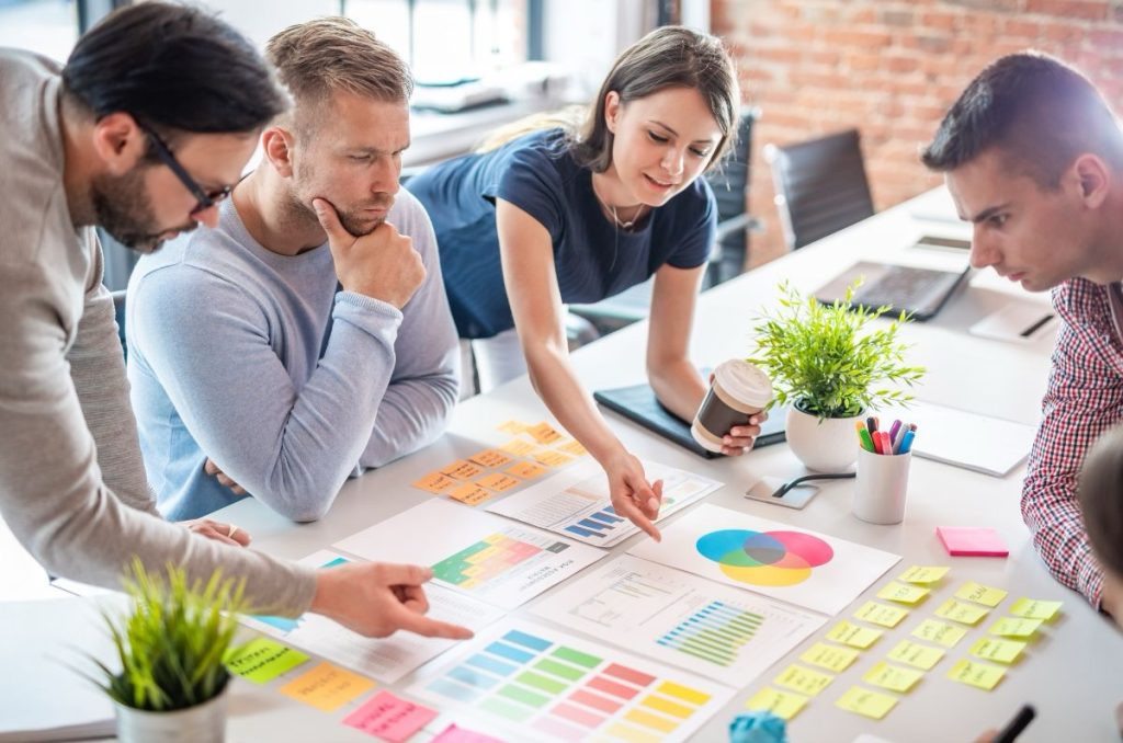 Vert-design-thinking-meeting